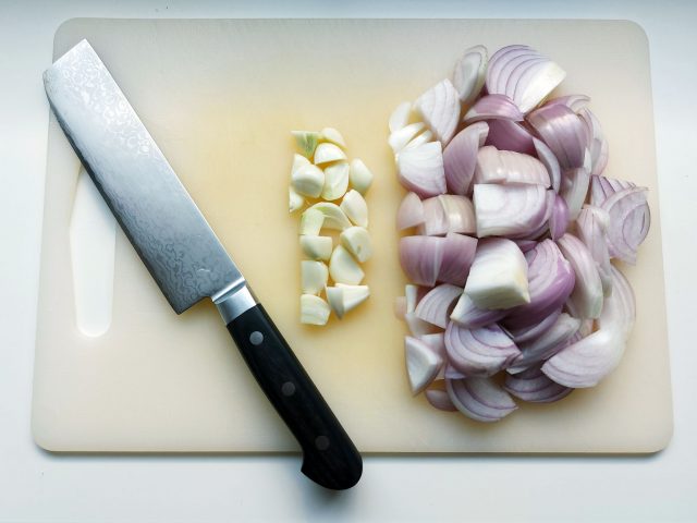 Messer Zwiebeln Knoblauch